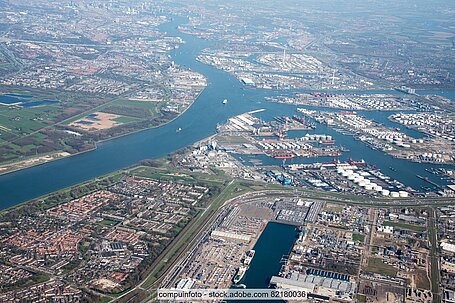 Luftbild des Hafenbereichs bei Rotterdam mit dem Gelände von AVR