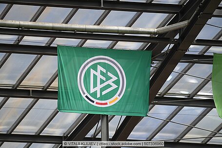 Eine Flagge des DFB hängt unter einem Stadiondach.