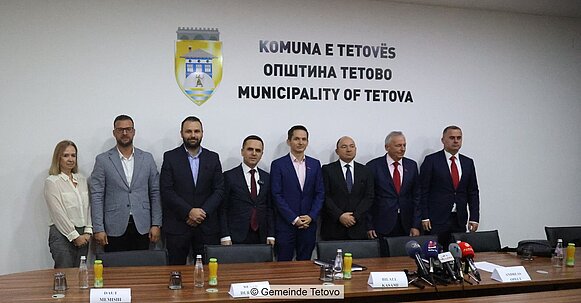 Vertreter der Gemeinde Tetovo und von Saubermacher sowie Österreichs Botschafter Martin Pammer
