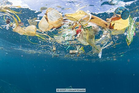 Plastikmüll schwimmt im Meer vor Bali.