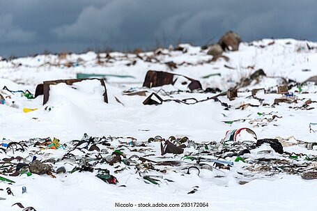 Müll auf Schnee in der Natur