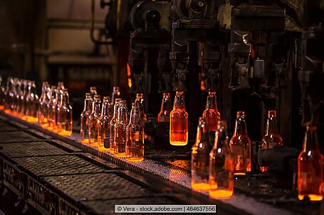 Glasflaschen werden industriell hergestellt.
