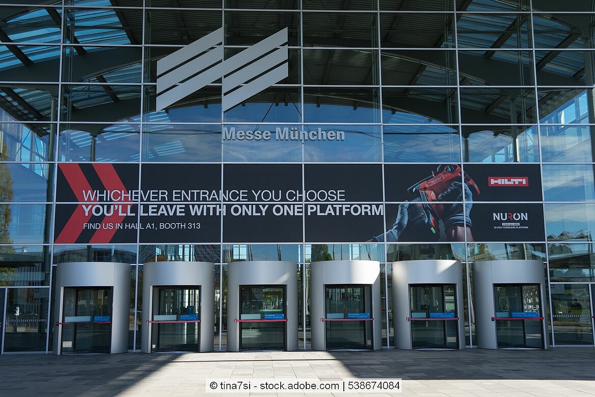 Bild der Messe München mit einem Werbeplakat des Werkzeugherstellers Hilti.