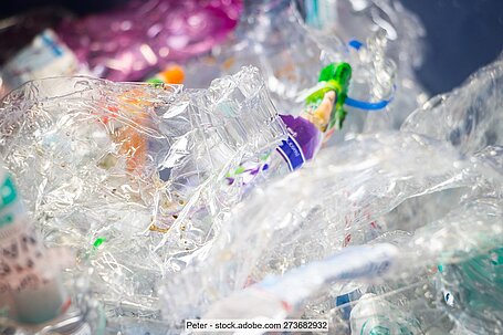 Zerdrückte transparente leere Kunststoff-Einweg-Getränkeflaschen aus einem Leergut-Automaten