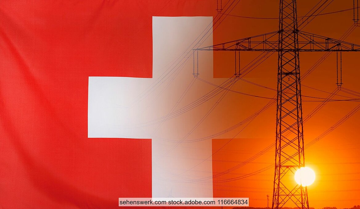 Schweizer Flagge vor Strommast