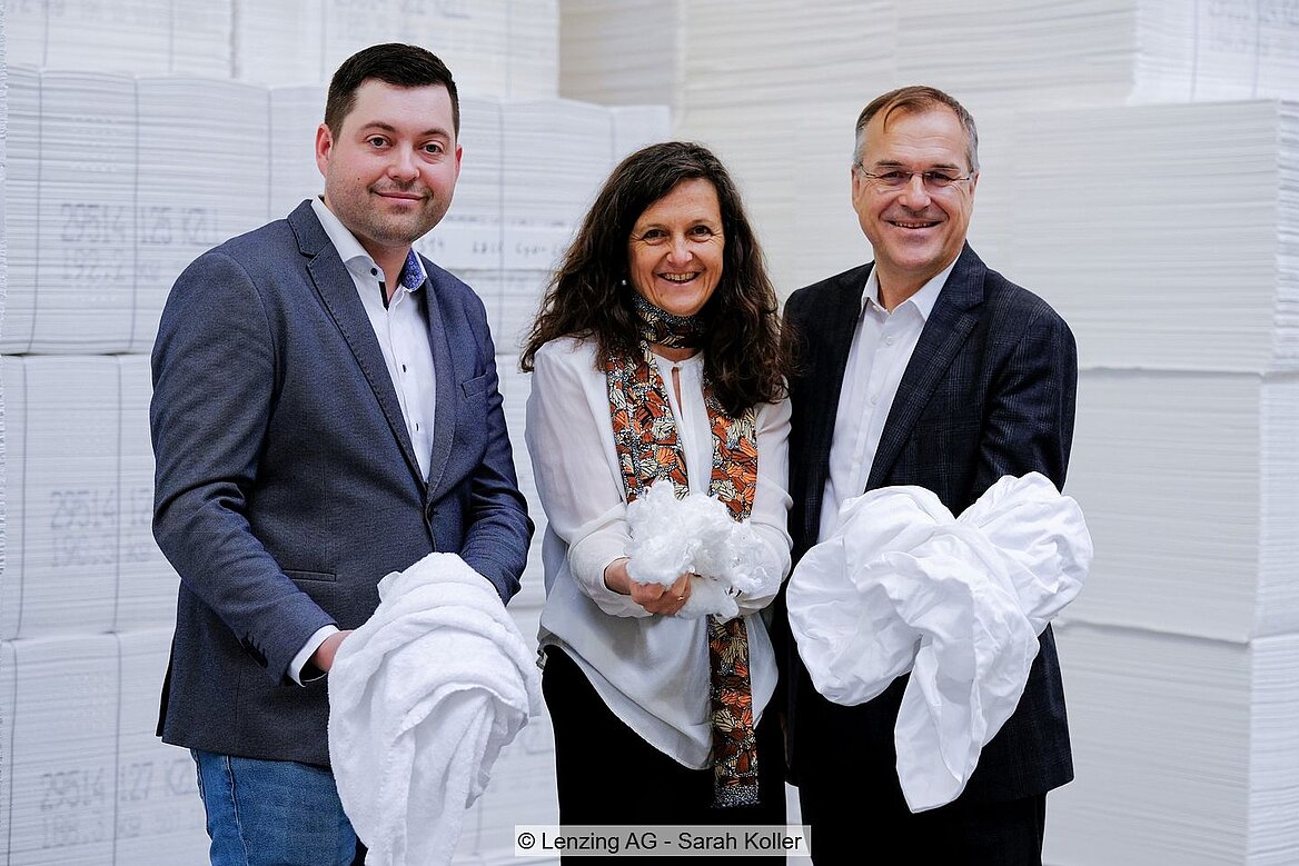 v.l.n.r.: Jürgen Secklehner (Geschäftsführer ARAplus GmbH), Sonja Zak (Head of Textile Sourcing & Cooperations Lenzing Gruppe), Martin Prieler (ARA Vorstand)