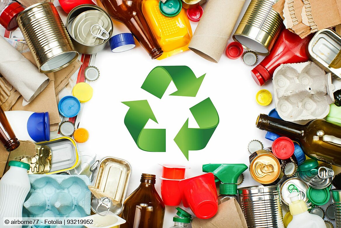Abfall mit Recycling-Symbol