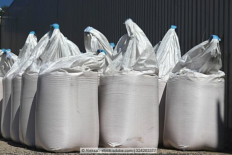 Big-Bags mit Kunstdünger für die Landwirtschaft stehen nebeneinander.