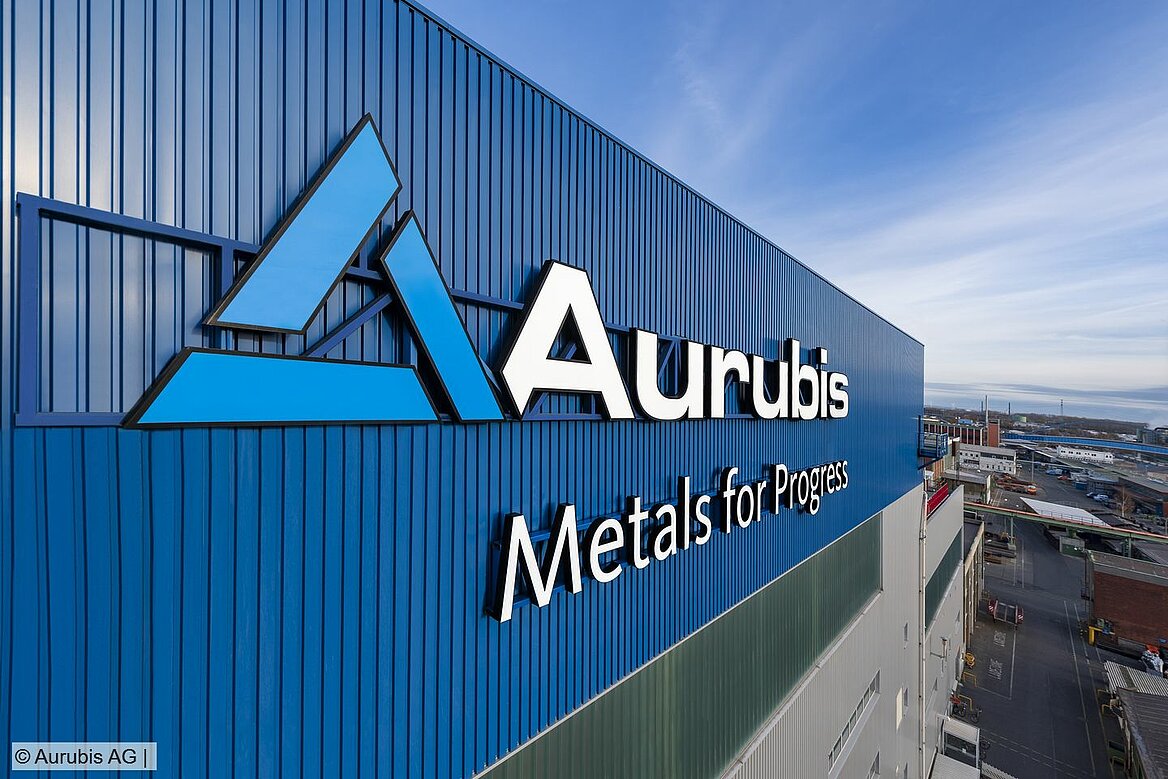 Aurubis-Logo an Außenfassade von Halle