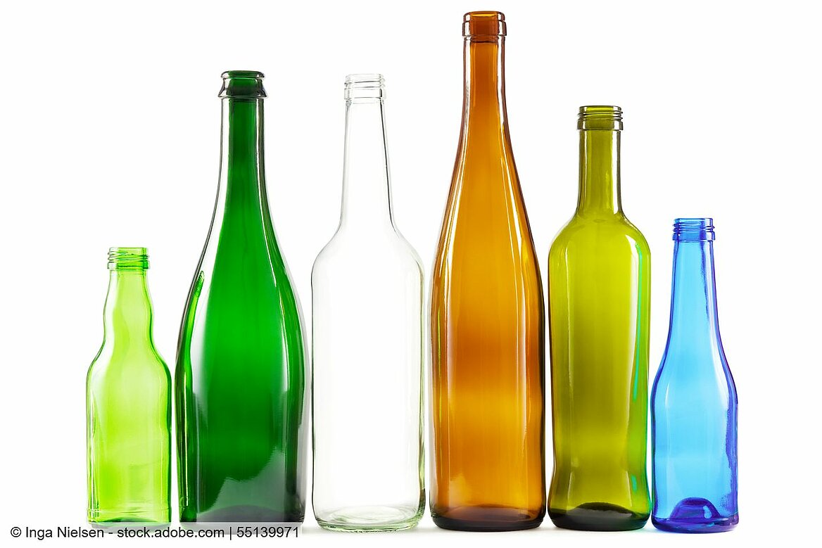 Altglasflaschen in verschiedenen Farben und Größen