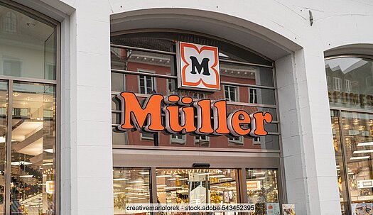 Schild der Drogeriemarktkette Müller über Eingang von Filiale