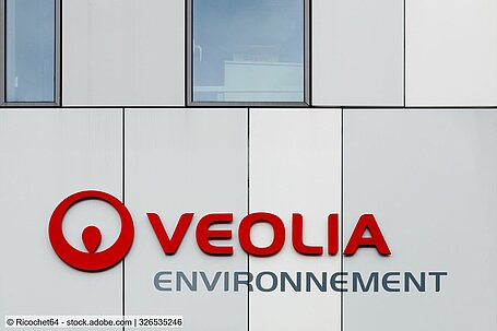 Gebäudefassade mit dem roten Veolia-Logo und -Schriftzug 