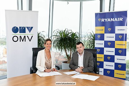 Nina Marczell von OMV und Thomas Fowler von Ryanair