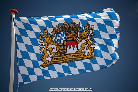 Bayerische Flagge vor blauem Himmel