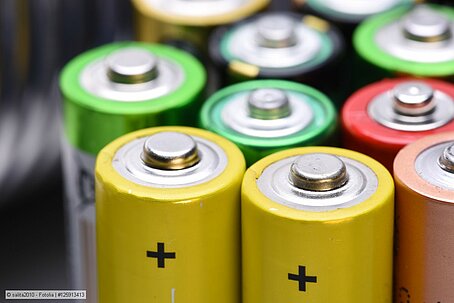 Gelbe, grüne und rote Gerätebatterien nebeneinander