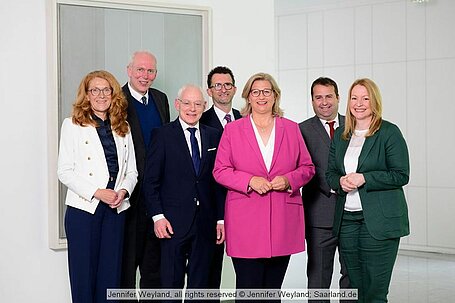 Die sechs neuen Minister und Ministerinnen des Saarlandes sind zusammen mit Ministerpäsidentin Anke Rehlinger zu sehen