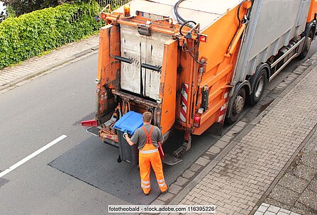 Müllfahrzeug leert blaue Tonne