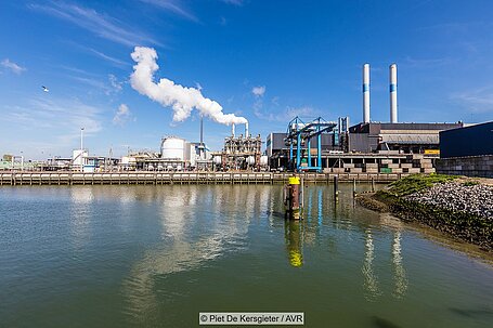 Blick auf die Müllverbrennungsanlage Rozenburg von AVR im Hafengebiet von Rotterdam