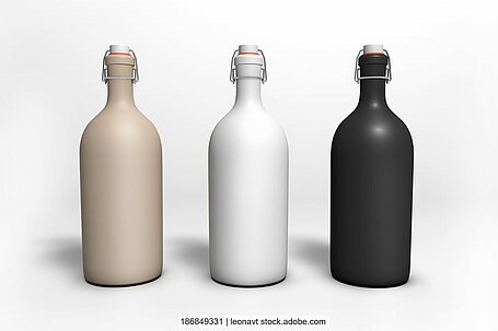 Drei Flaschen aus Keramikmaterial in unterschiedlichen Farben (beige, weiß, schwarz) mit Bügelverschluss vor weißem Hintergrund.