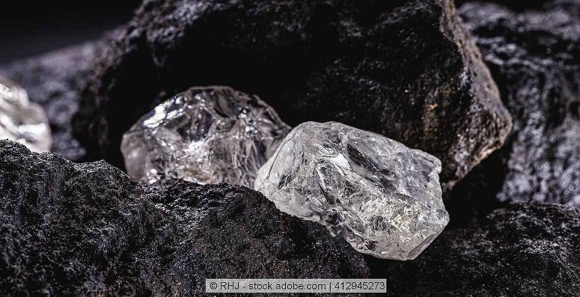 Zwei Petalit-Kristalle aus denen Lithium gewonnen werden kann.