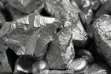 Brocken aus Silber, Lithium oder Seltenen Erden