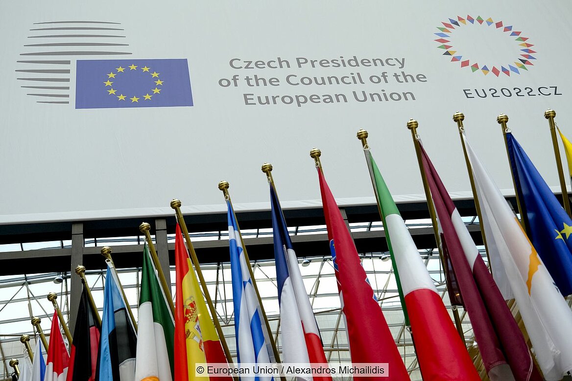 Flaggen verschiedener EU-Staaten vor Schild mit Aufschrift "Czech Presidency of the Council of the European Union"" 