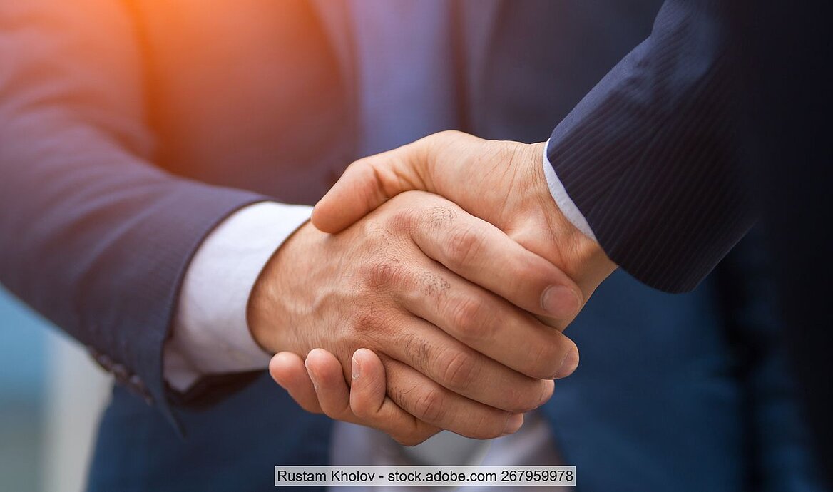 zwei Geschäftsleute schütteln sich die Hände