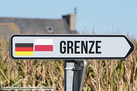 Schild mit deutscher und polnischer Flagge und Aufschrift "Grenze"