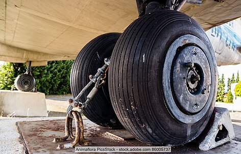Räder von altem Flugzeug in Großaufnahme