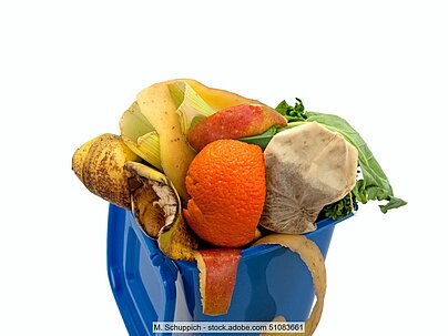 Obst- und Gemüseabfälle sowie Teebeutel in Behälter