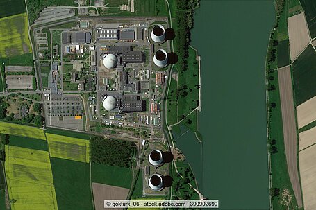 Blick aus der Vogelperspektive auf das Atomkraftwerk Biblis in Hessen.