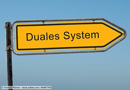 Schild mit Aufschrift "Duales System"