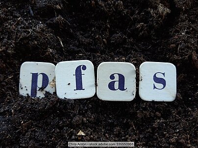 Steine mit Aufschrift "PFAS" im Boden
