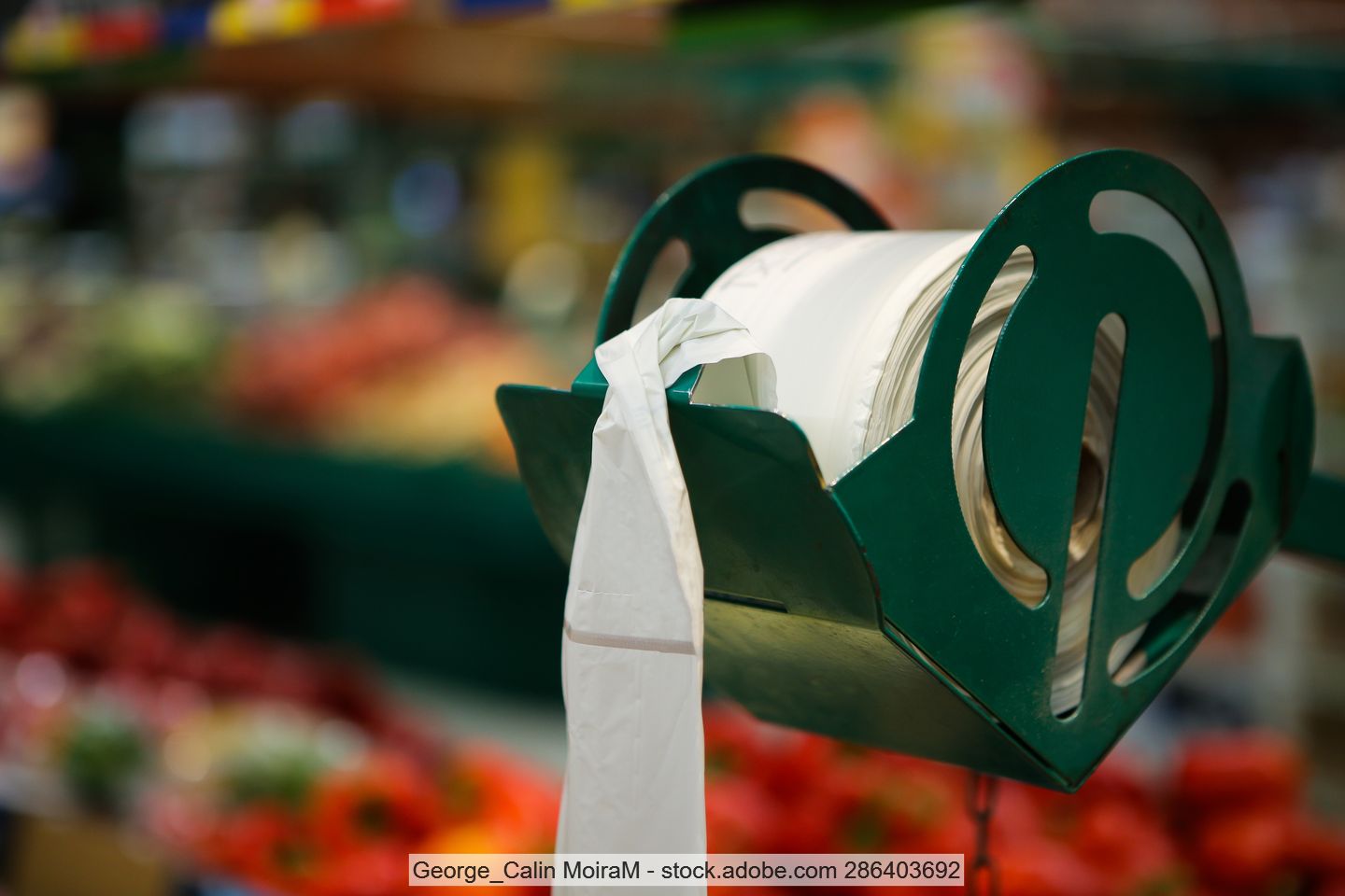 Spender in Gemüseabteilung von Supermarkt für dünne biologisch abbaubare Kunststoffbeutel