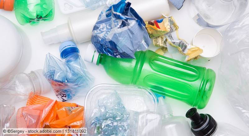Klare und bunte Plastikflaschen sowie andere Arten von Kunststoffverpackungen in verschiedenen Farben.