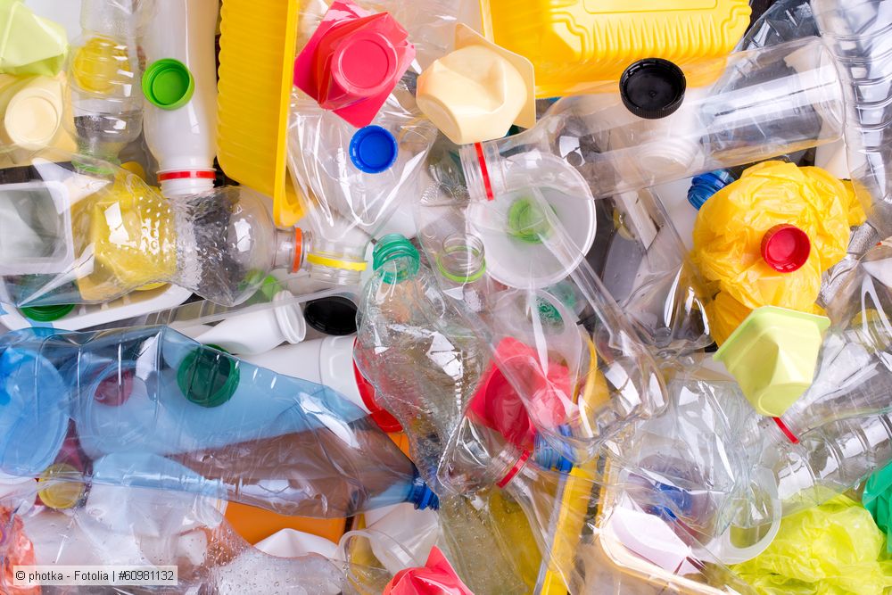 Verschiedene Verpackungsabfälle und Flaschen aus Kunststoffen