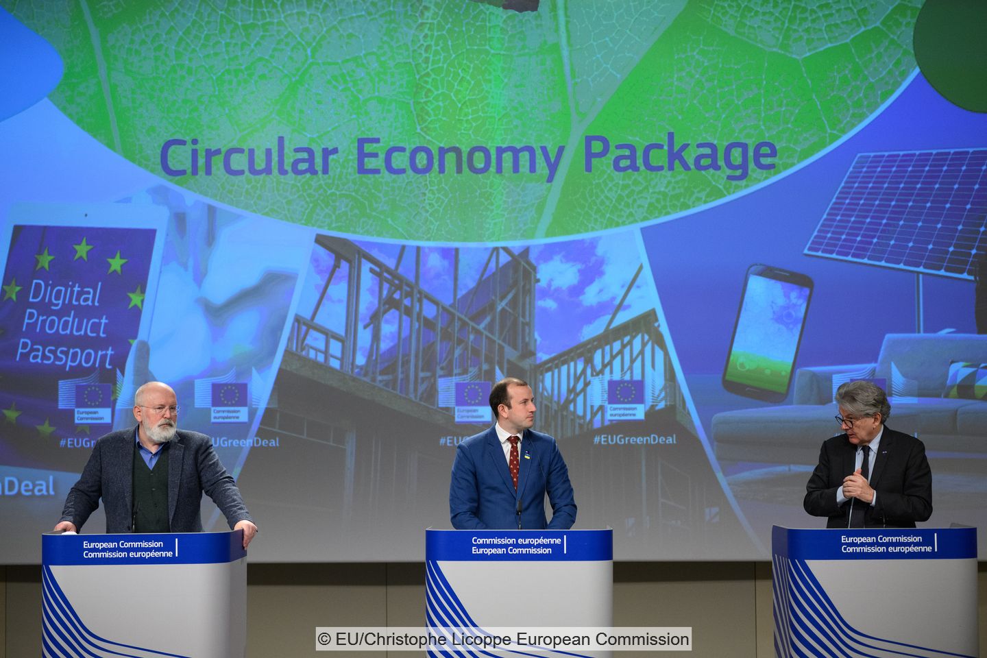 Foto der EU-Kommissare Frans Timmermans, Virginius Sinkevicius und Thierry Breton, aufgenommen während der Pressekonferenz zur Präsentation des neuen Pakets für die Kreislaufwirtschaft