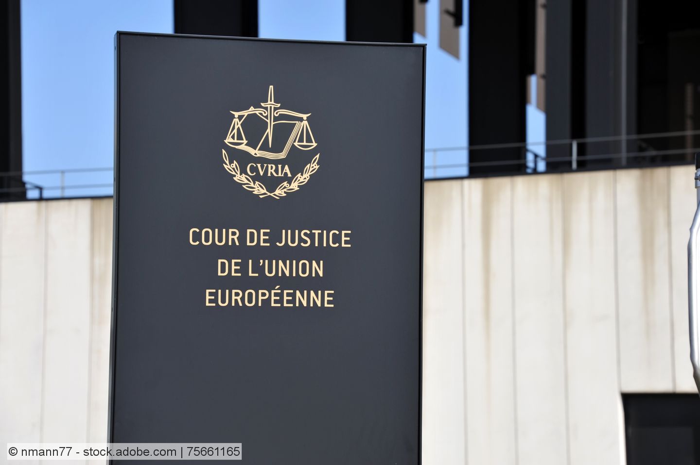 Foto von Schild vor dem Gebäude des Europäischen Gerichtshofs in Luxemburg