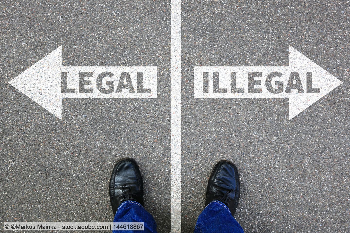 Zwei Pfeile mit den Aufschriften illegall bzw. legal zeigen in verschiedene Richtungen. 
