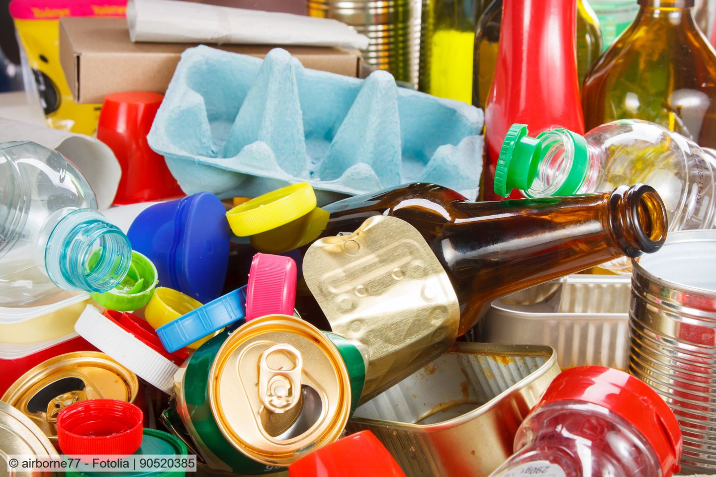 Verschiedene leere Verpackungsabfälle: Getränkedosen, Eierkartons, Konservendosen, Kunststoffflaschen