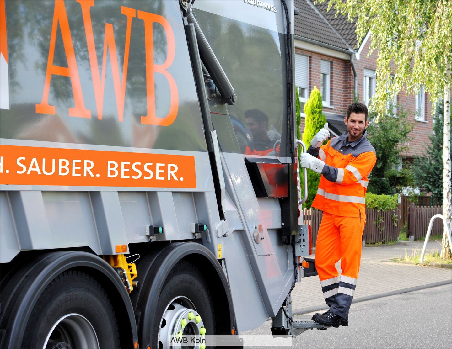 Müllwerker der AWB Köln auf Abfallsammelfahrzeug
