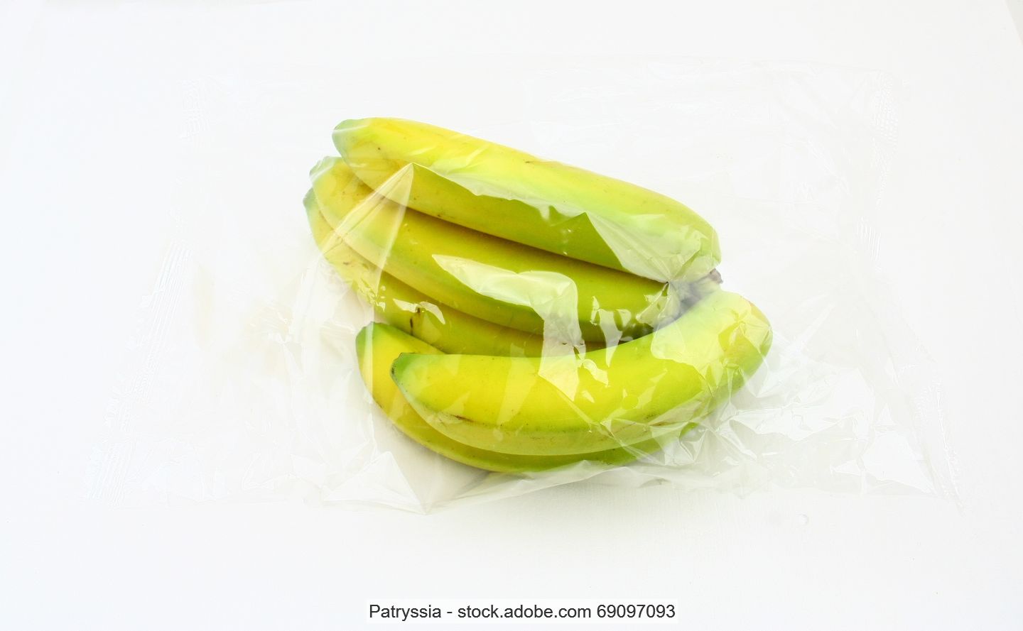 Bündel von fünf Bananen in einer durchsichtigen Kunststofftüte eingeschweißt