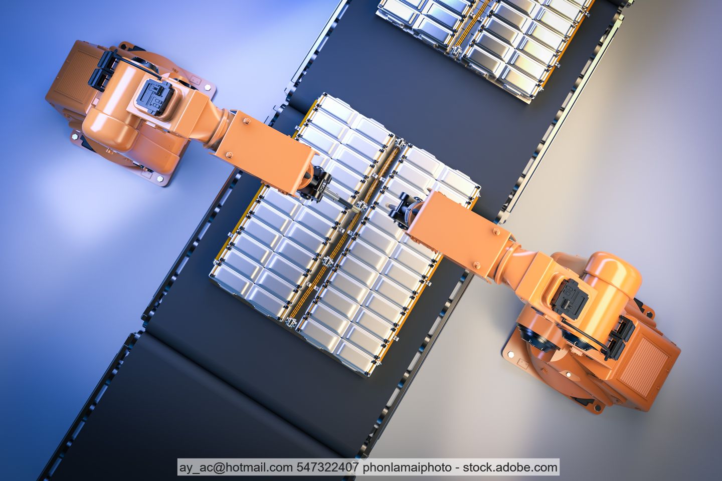 Zwei orangefarbene Roboterarme über Fließband mit Lithium-Ionen-Batteriepaketen