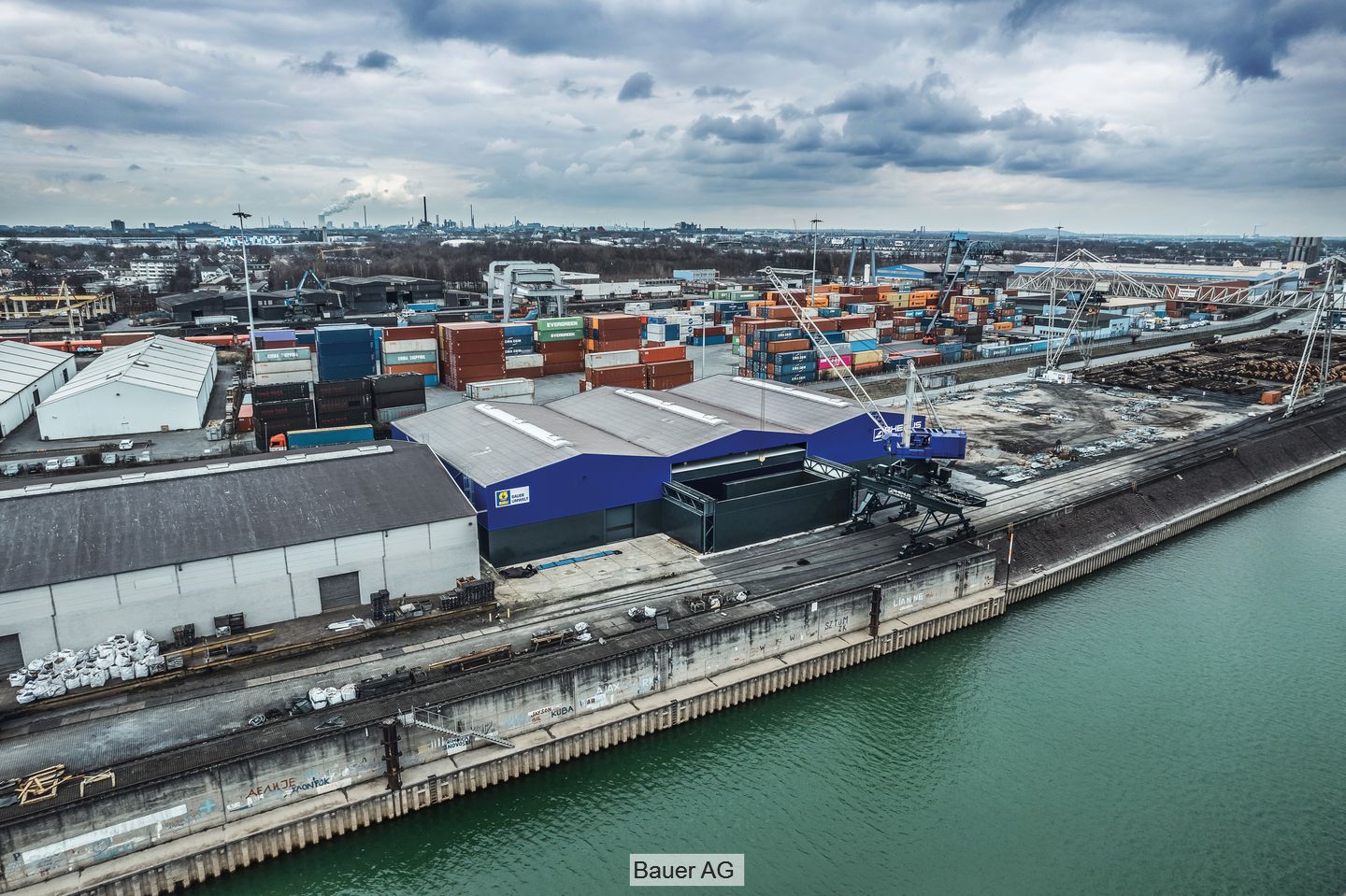 Luftaufnahme des neuen Bodenreinigungszentrums im Duisburger Hafen