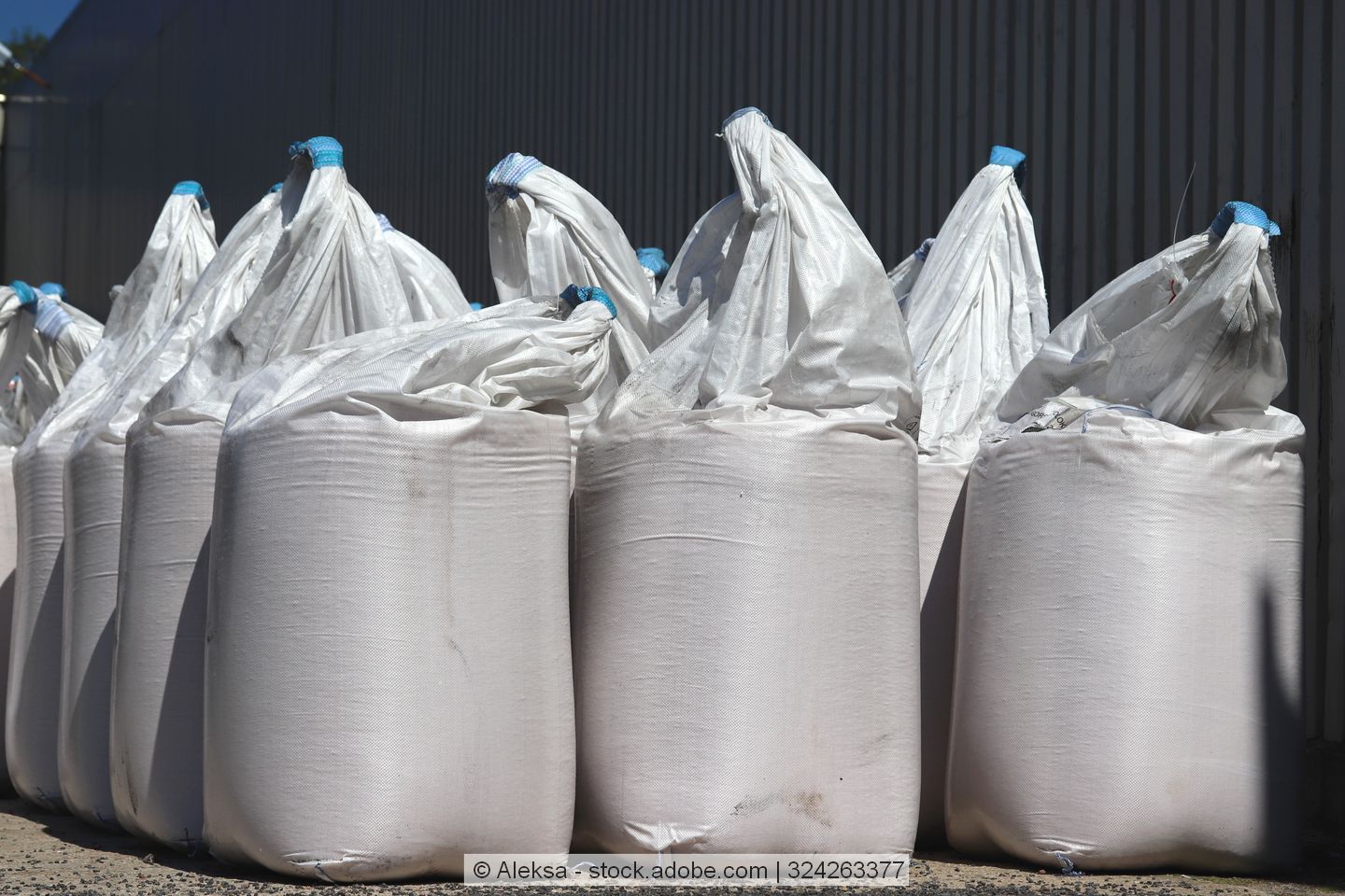 Big-Bags mit Kunstdünger für die Landwirtschaft stehen nebeneinander.