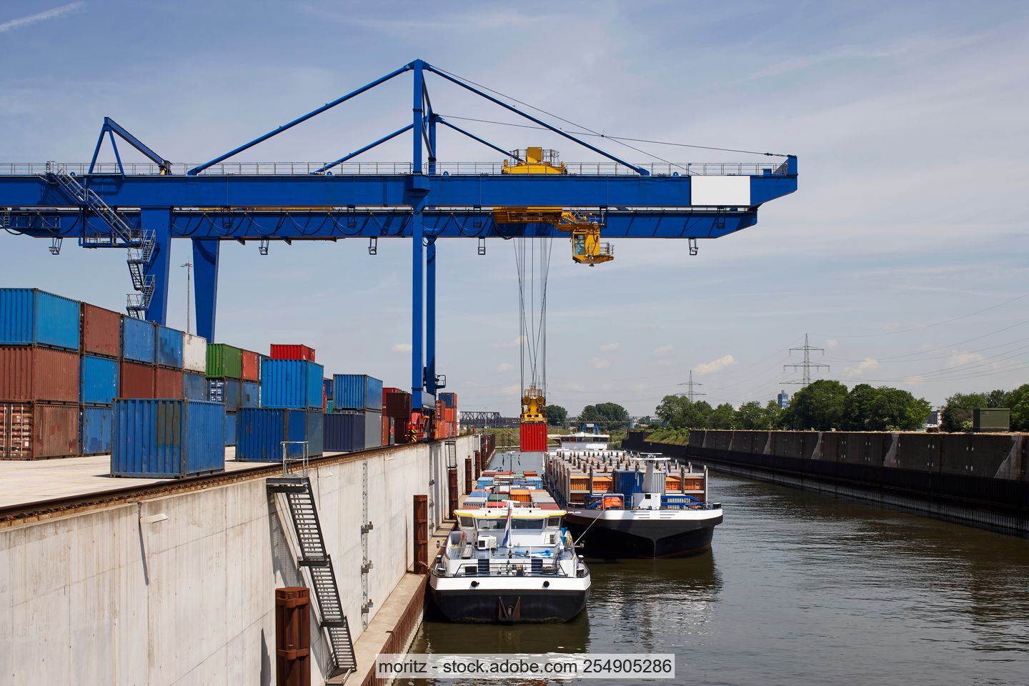 Container-Verladung in einem Binnenhafen