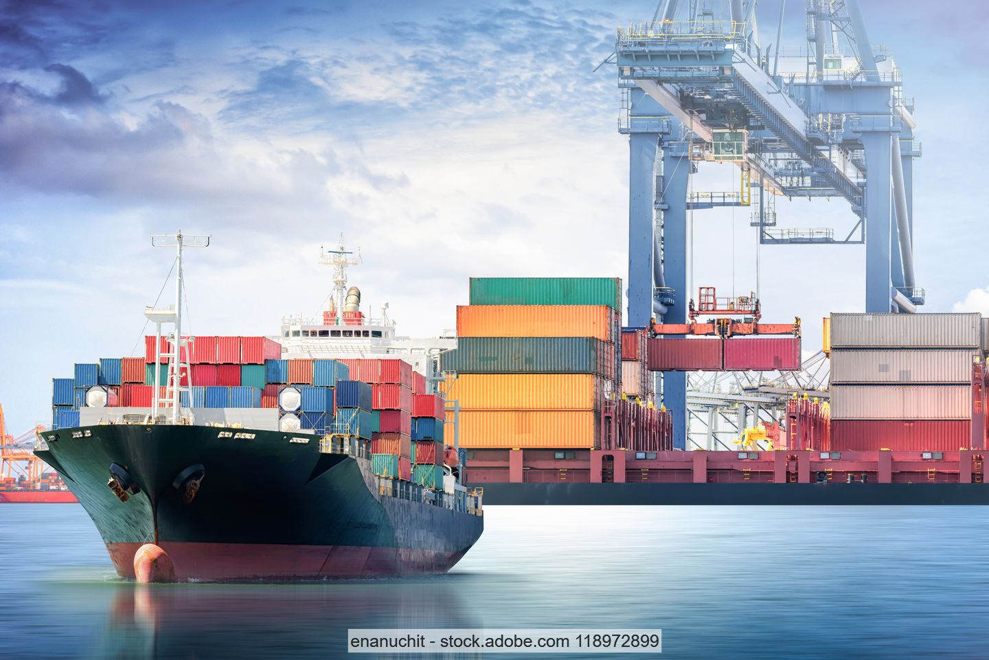 Symbolbild: Foto von Containerschiff bei der Ausfahrt aus dem Hafen