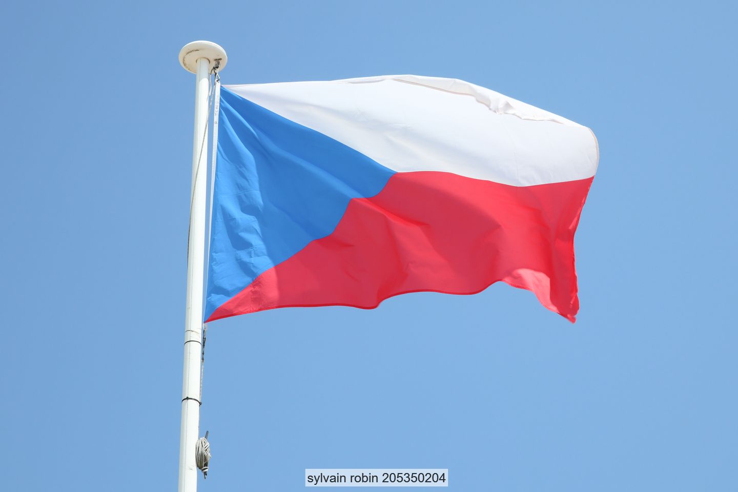 Flagge der Tschechischen Republik vor blauem Himmel