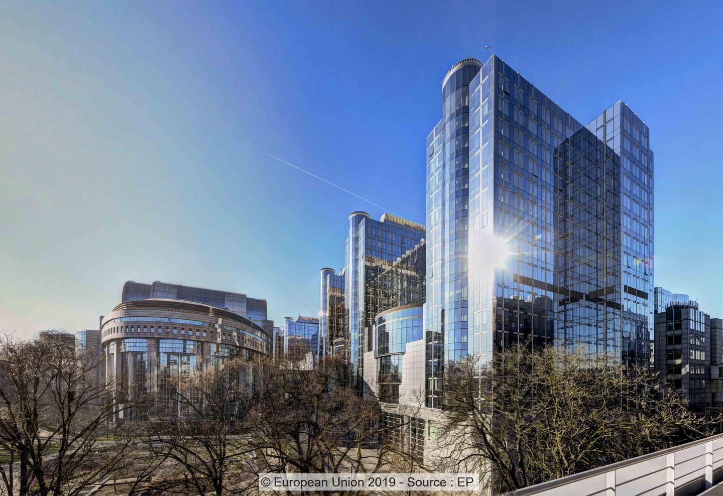 Foto der Gebäude des Europäischen Parlaments in Brüssel vor blauem Himmel