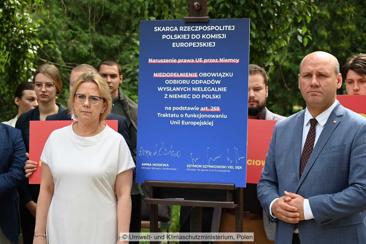 Umweltministerin Anna Moskwa und der Minister für EU-Angelegenheiten Szymon Szynkowski vel Sęk bei der Pressekonferenz zur Bekanntgabe der Beschwerde am Mittwoch, 26. Juli 2023